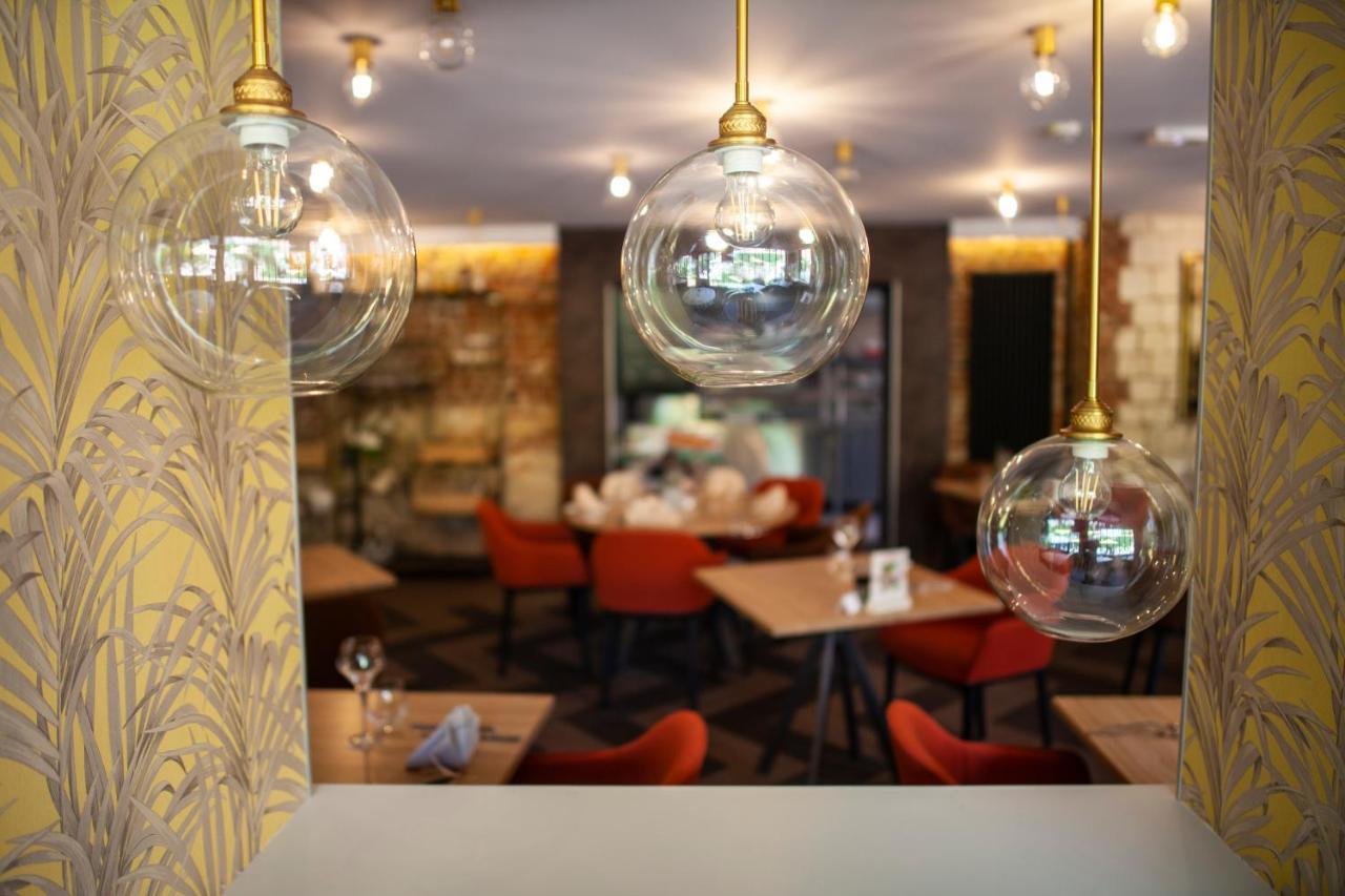 Logis Hotel & Restaurant - Les Hauts De Montreuil Montreuil  Exteriör bild