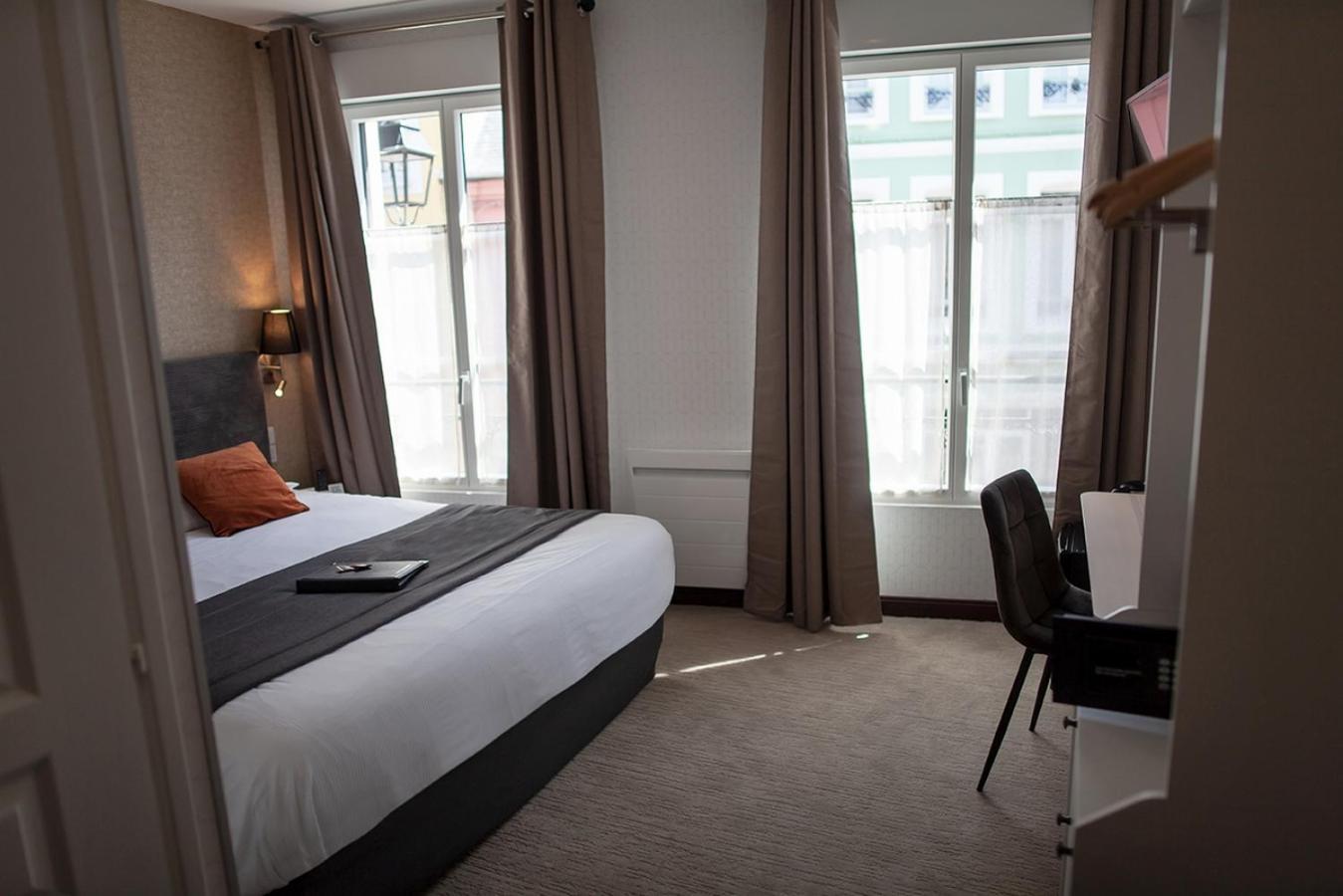 Logis Hotel & Restaurant - Les Hauts De Montreuil Montreuil  Exteriör bild