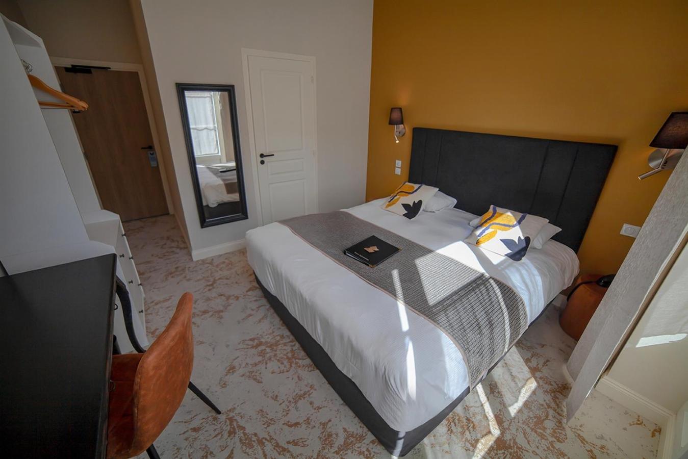 Logis Hotel & Restaurant - Les Hauts De Montreuil Montreuil  Exteriör bild