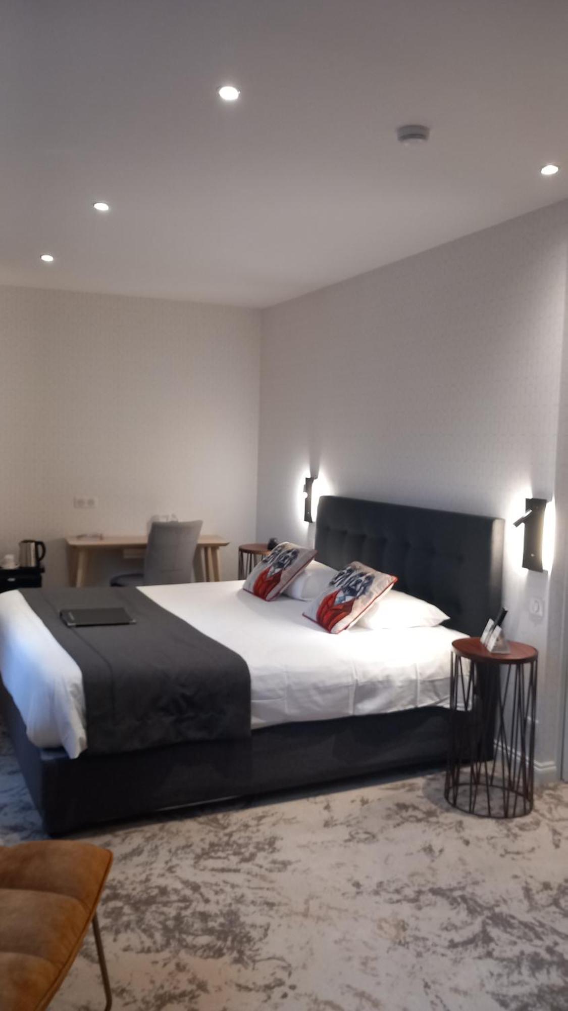 Logis Hotel & Restaurant - Les Hauts De Montreuil Montreuil  Exteriör bild