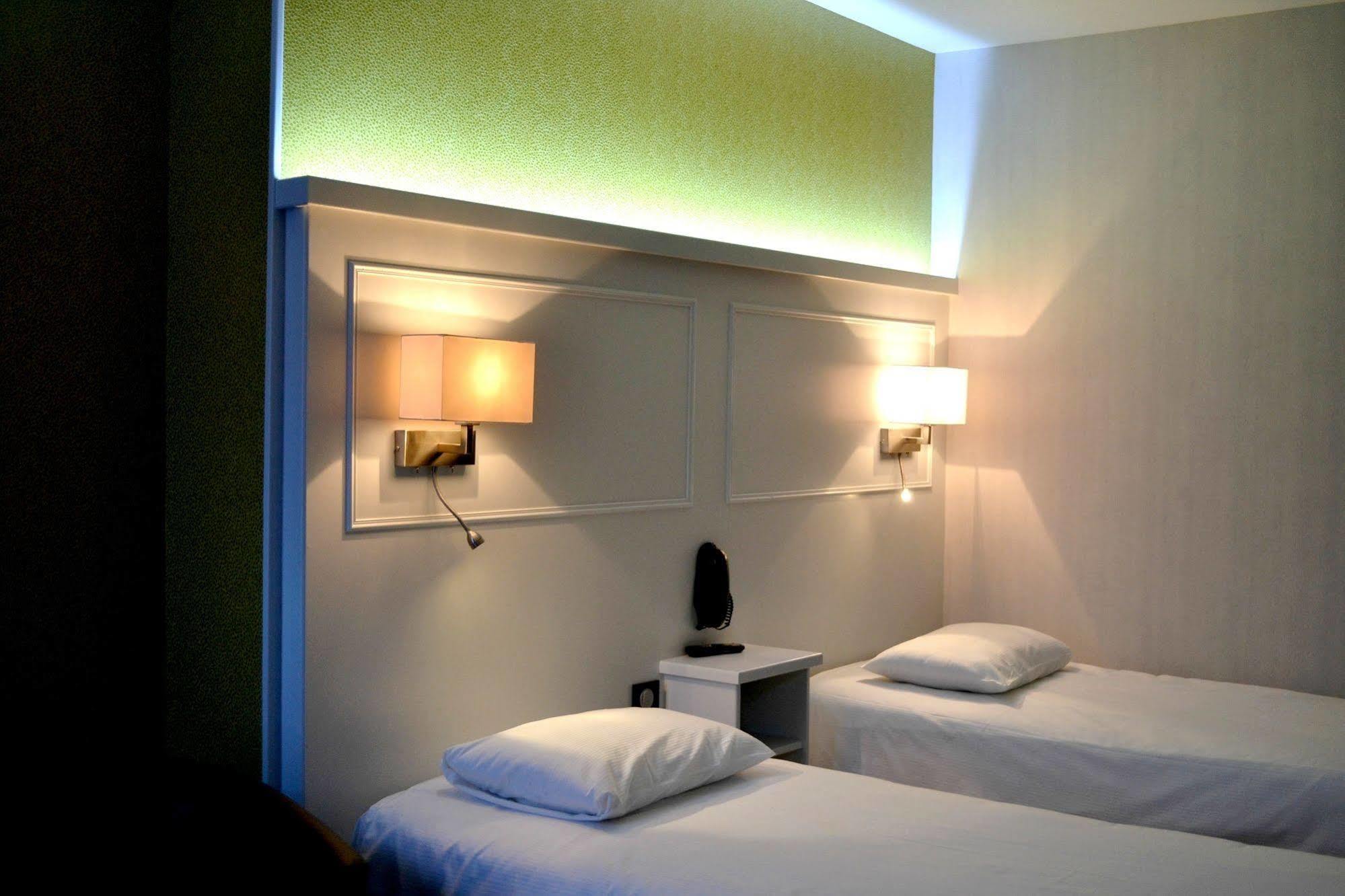Logis Hotel & Restaurant - Les Hauts De Montreuil Montreuil  Exteriör bild