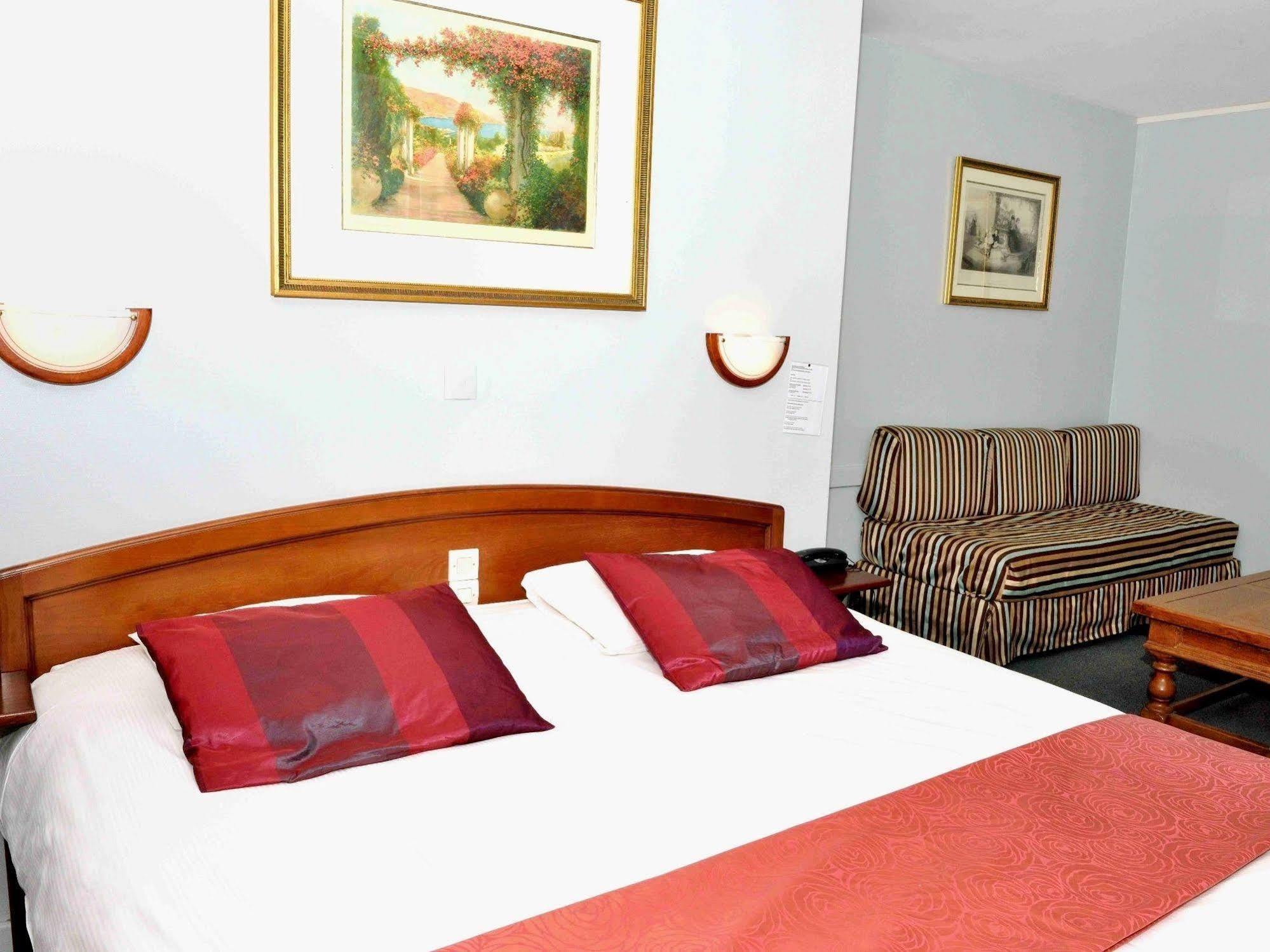 Logis Hotel & Restaurant - Les Hauts De Montreuil Montreuil  Exteriör bild